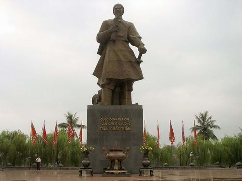 Dời lư hương trước tượng đài Trần Hưng Đạo: cần sửa ngay một quyết định vội vã